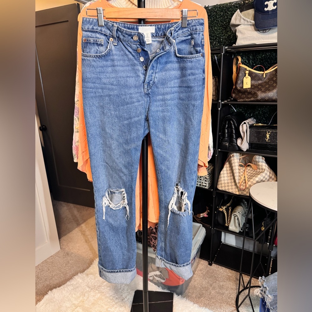 H&M Distressed High-Waisted Button-Fly Jeans
Size: 6